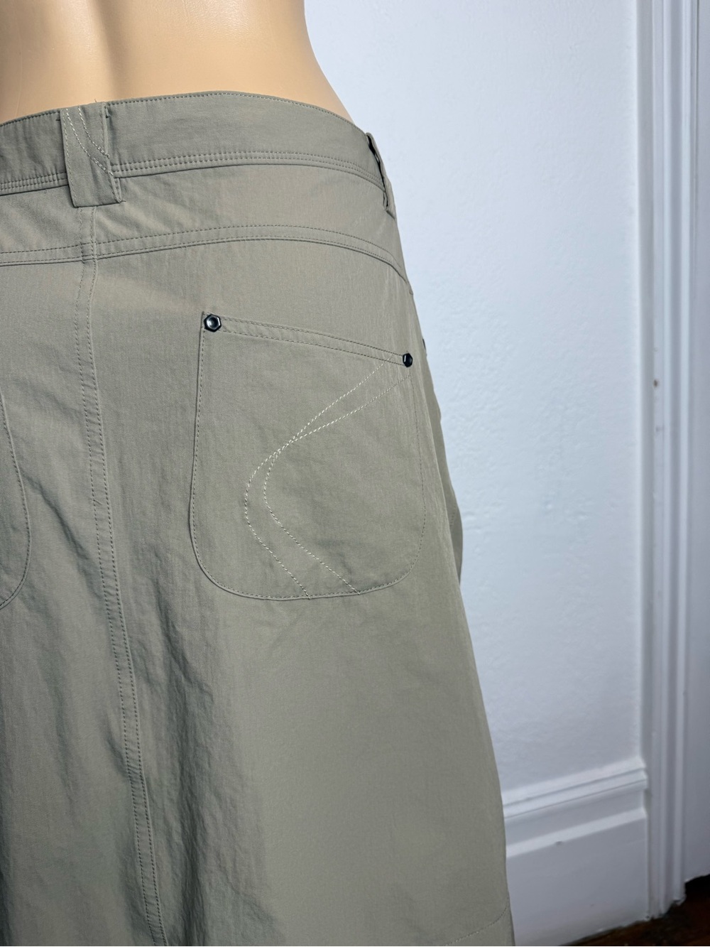 🆕MOUNTAIN HARDWEAR G La Strada Ruched Adventure Skirt Hiking Zip Pockets Size 12 - Picture 5 of 11
